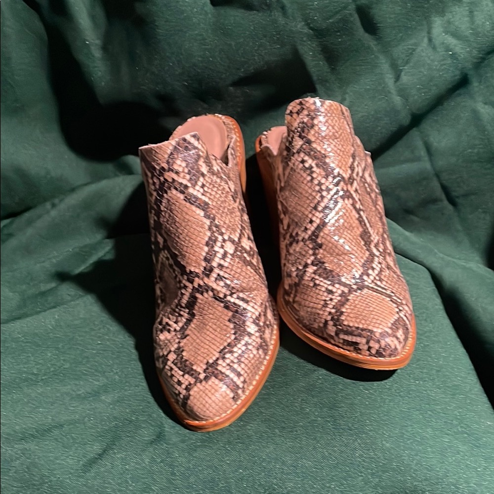 CHINESE LAUNDRY Women's Snakeskin Heeled mules shoes